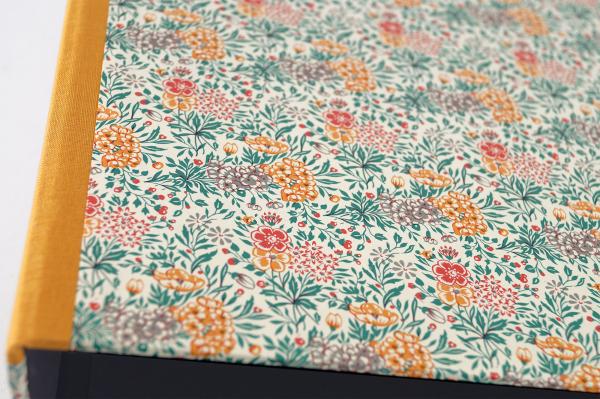 Cheerful file folder with a floral pattern in orange